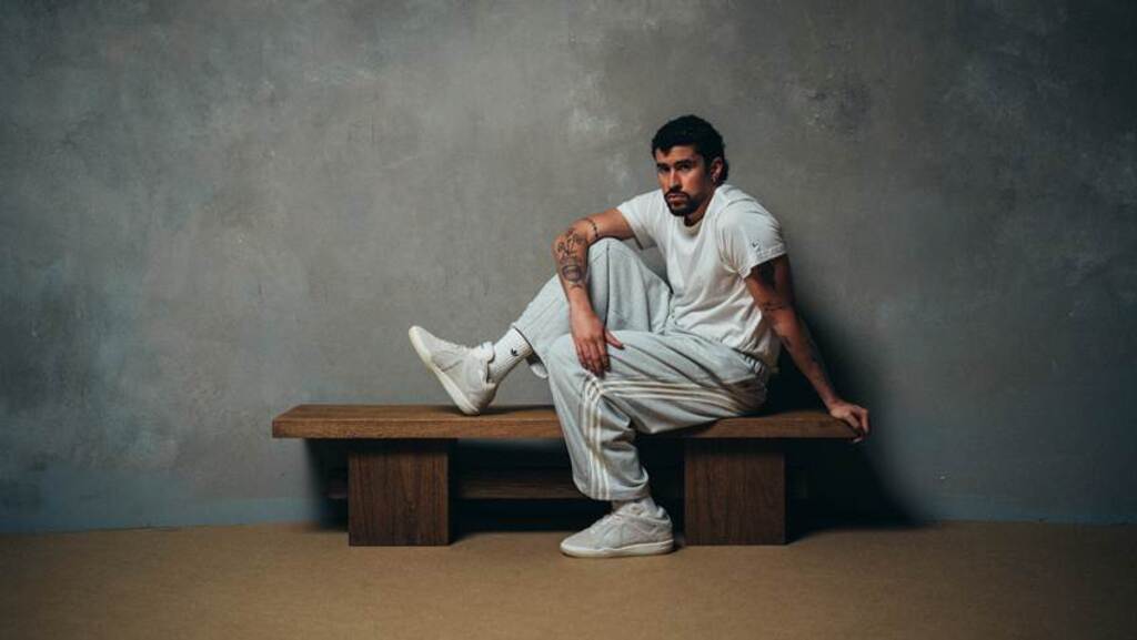 BAD BUNNY ESTREIA O BADBO 1.0 NA COR BRANCA DURANTE O SHOW DO INTERVALO DO SUPER BOWL LX