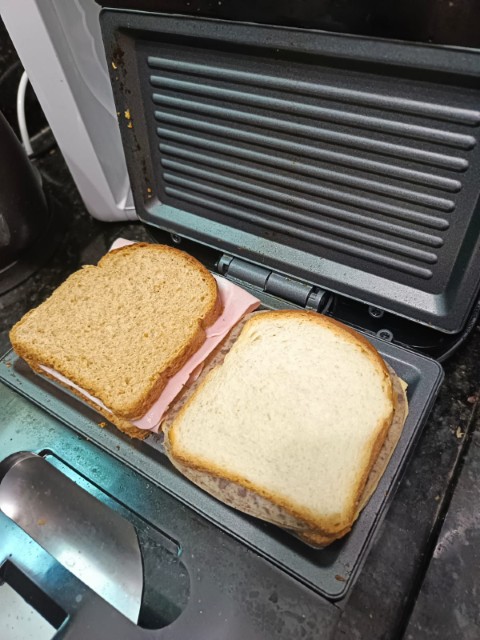 Vai um café da tarde no home-office? A cafeteira e a sanduicheira da Britânia podem te ajudar.
