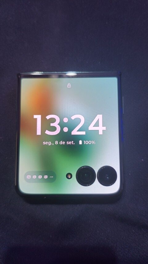 Testei o Motorola Razr 60 Ultra – um dobrável que aposta em estilo e experiência