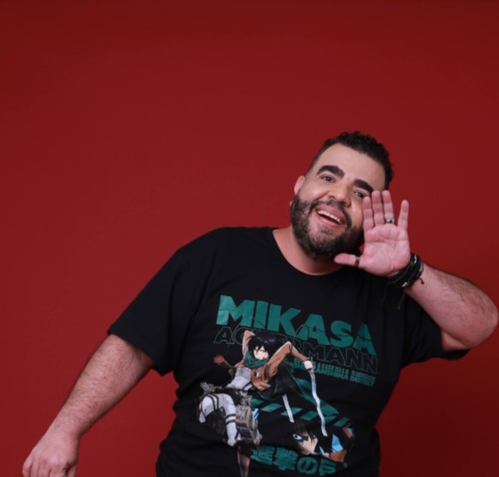 Imagem divertida do Armindo como se ele estivesse anunciando algo