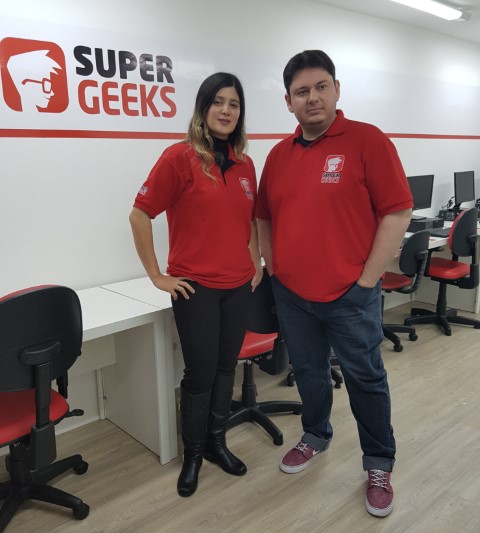 SuperGeeks completa nove anos, crescendo com sua metodologia de ensino única SuperGeeks completa nove anos, crescendo com sua metodologia de ensino única
