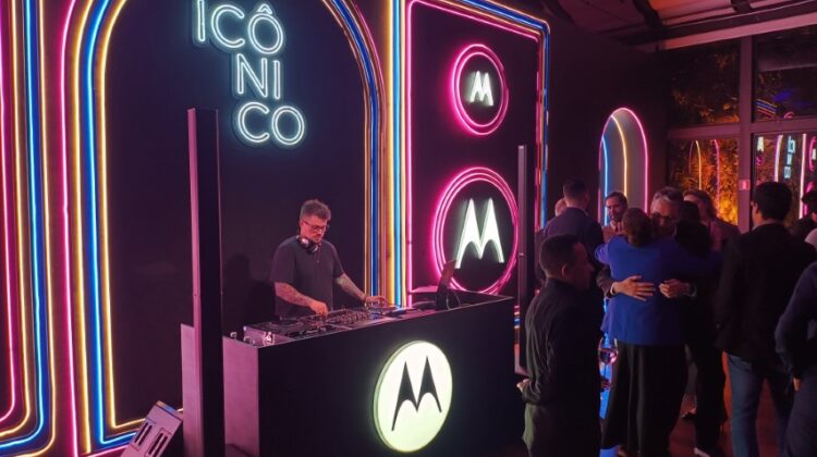 Hello, Lifestyle Tech: motorola transforma smartphones e acessórios em ícones de estilo com nova geração razr e edge Hello, Lifestyle Tech: motorola transforma smartphones e acessórios em ícones de estilo com nova geração razr e edge