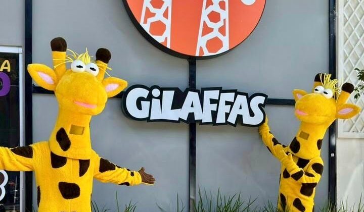 Giraffas vira “Gilaffas” em ação especial do novo brinde Mônica Toy e diverte clientes em SP e DF Giraffas vira “Gilaffas” em ação especial do novo brinde Mônica Toy e diverte clientes em SP e DF